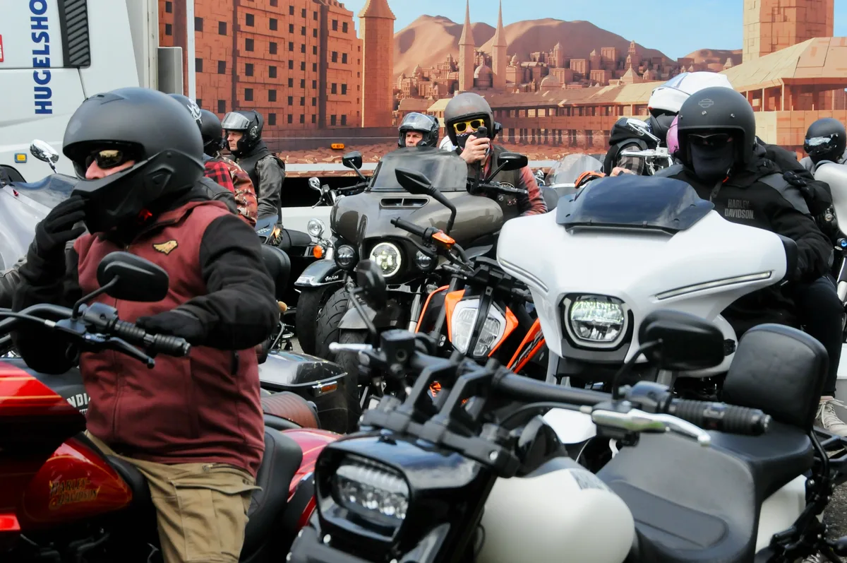 Die Spannung steigt vor der Abfahrt. Knapp 170 Personen nehmen dieses Jahr am traditionellen Ramp Ride teil.